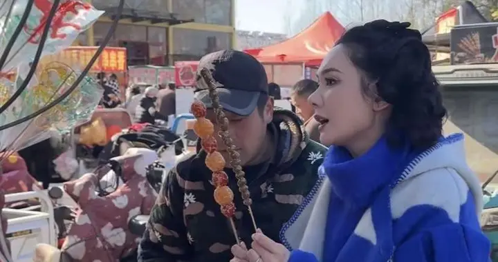 程莉莎3万大衣配浓妆赶山东大集！城市人壕气反差惊到乡邻？