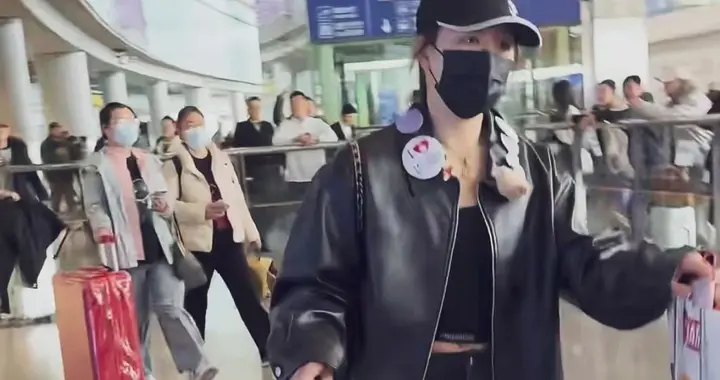 陈梦机场私服照曝光，皮衣棒球帽帅炸全场，网友：这是超模吧