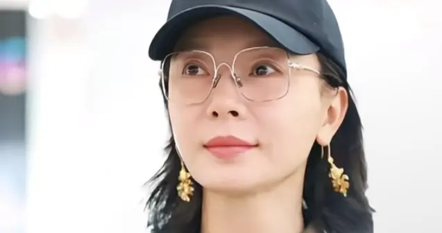 陈数现身机场，橄榄绿衬衫配阔腿裤，48岁状态好到犯规