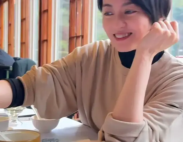 梁咏琪晒生活日常，送女儿上学、饮茶看铺，买菜做饭，很有烟火气