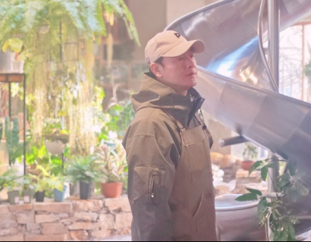 张颂文发文告别47岁的自己，头戴棒球帽耍帅，自称用作品表达自己