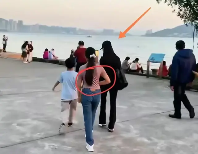 汪希玥防备心重，拒绝亲近小杨阿姨，被马筱梅汪小菲关心也不感动