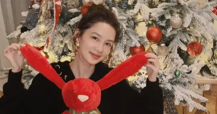 李沁的圣诞仪式感，身穿黑装配红兔，氛围感拉满