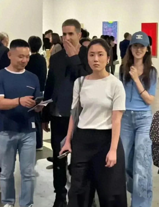 天呐！原来刘强东老婆现实长这样，身材瘦小，没网上吹的那么好看