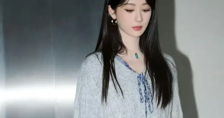 杨紫越来越时髦！灰色毛衣+碎花裙+长筒靴，洋气又高级！