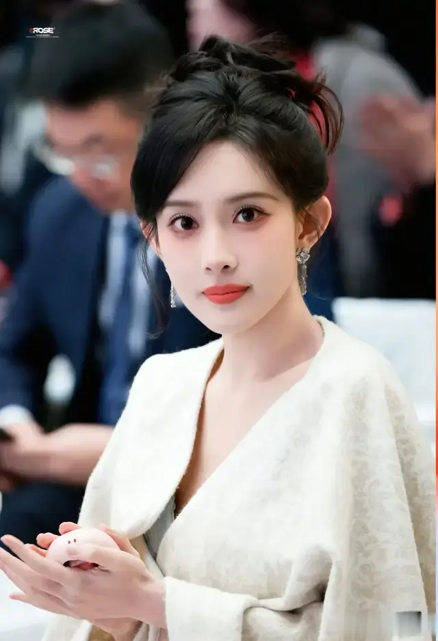孟子义米白服饰＋精致妆容、惊艳！你可知她老公是谁？