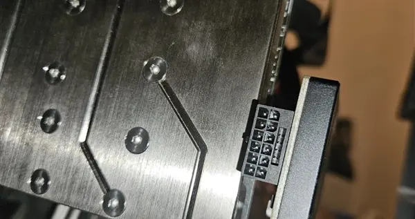 RTX 5090暴力改造2000W 124℃警報無視！慘遭燒毀