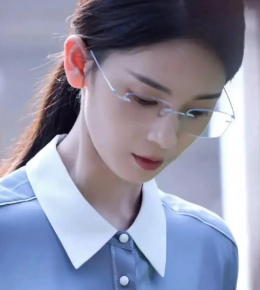 标准的东方美人陈瑶，脸蛋身材都很拔尖，可惜只能给大咖作配