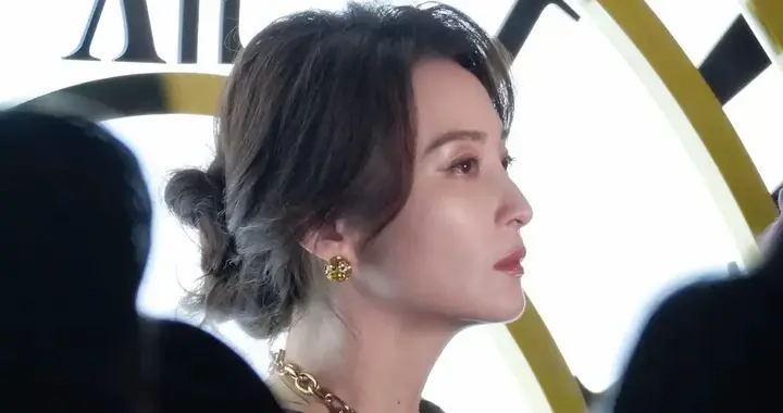 50岁蒋勤勤亮相北京巴宝莉活动，黑色毛衣配格纹裙优雅迷人