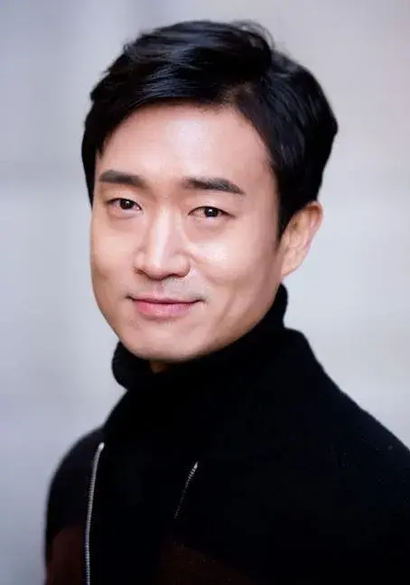 他是韩国实力派演技大叔，也曾经经历11年爱情长跑，才获真爱。