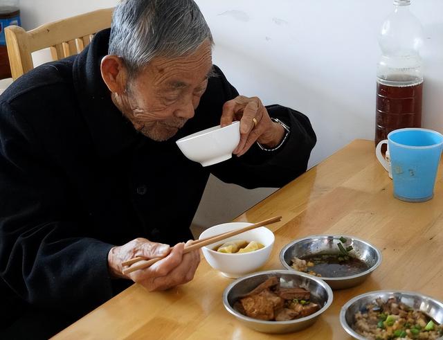 59岁大爷做菜只吃清蒸、水煮，调味只放盐，3年后他身体如何了？