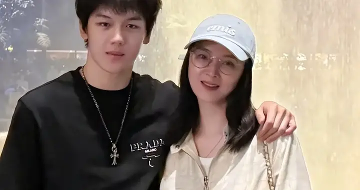 王艳晒儿子近照