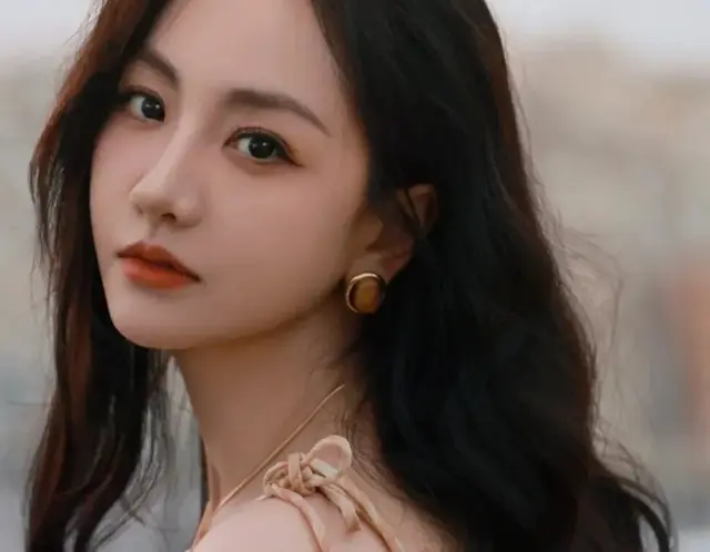 杨蓉，优雅性感美的大方