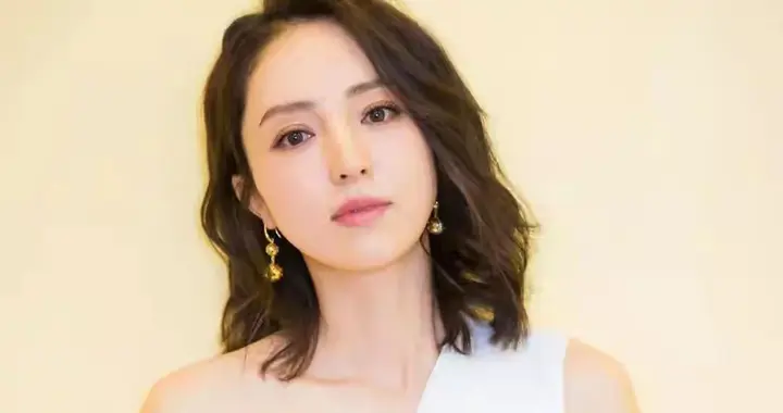 美女董璇：在时光里沉淀的坚韧与从容