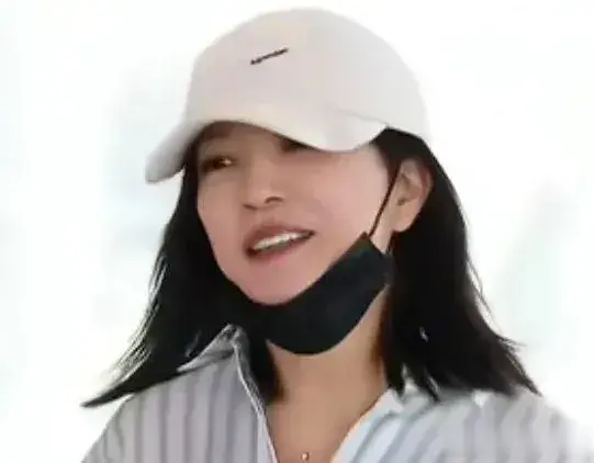 赵薇带妈妈和女儿现身机场，15岁小四月身材修长，长的更像黄有龙