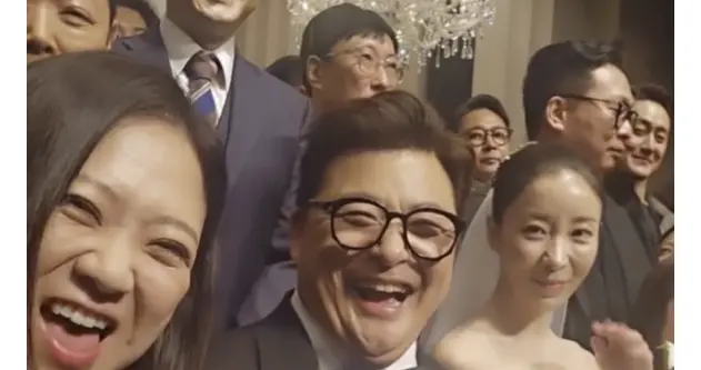 她在“前夫”婚礼上担任司仪！