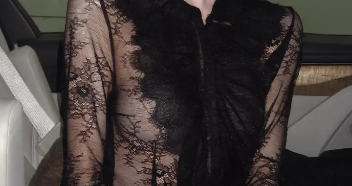 易梦玲穿着黑色透视蕾丝裙，美的像黑天鹅，真抵挡不住