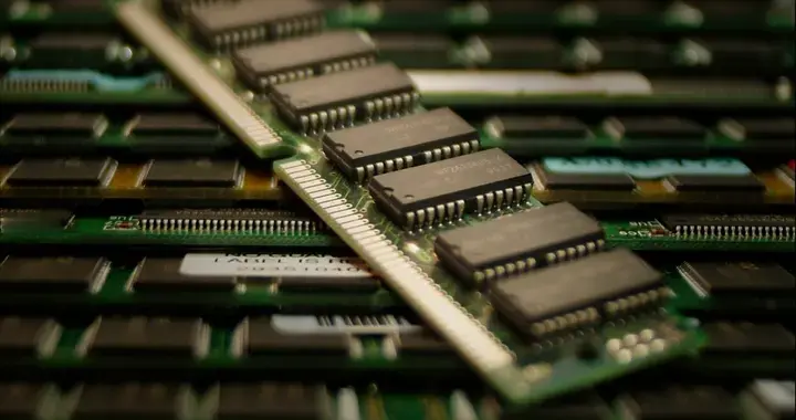 DRAM擴產，兩家龍頭各有側重