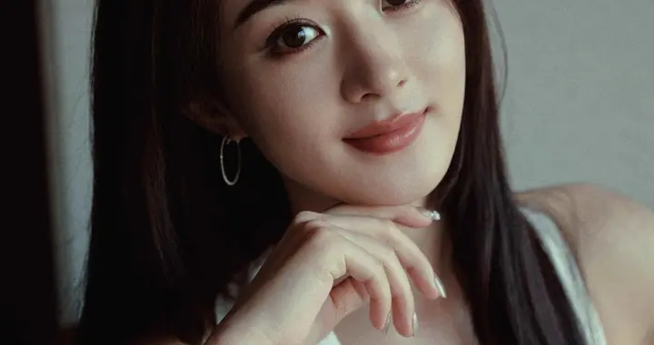 赵丽颖纯白小西装，美得不要不要的