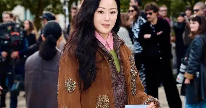 61岁章小蕙真会赶时髦！穿美拉德外套+针织裙，显贵又洋气！