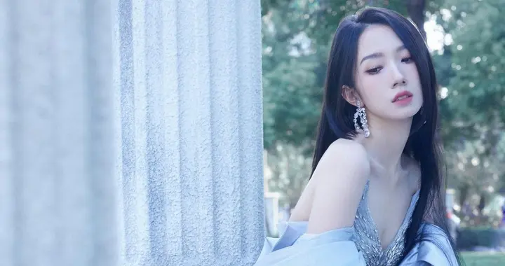 孟美岐，美丽迷人的纱裙妆造