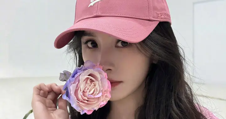 杨幂分享近照，穿粉衣粉鞋，戴粉帽拿粉花，一身粉色穿搭非常减龄