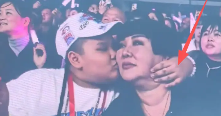 郭德纲老婆现身演唱会，被郭汾阳搂脸亲，岳云鹏紧急制止：可以了