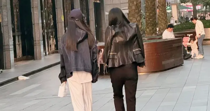 李湘减肥成功，和女儿王诗龄一起回小区被偶遇，目测瘦了50斤！