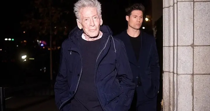 83岁时尚教父Calvin Klein差点摔倒，36岁模特男友冷漠离开惹争议