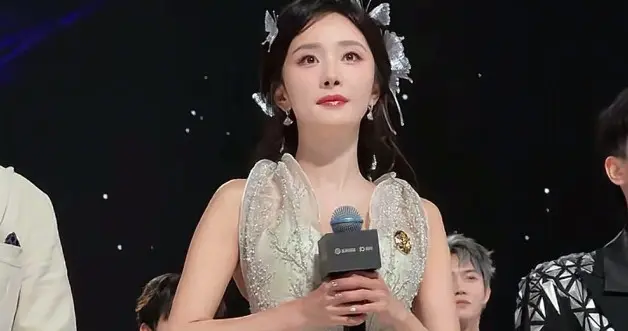 39岁杨幂眼睛水灵灵的，她太适合精灵的妆造，状态也越来越好了