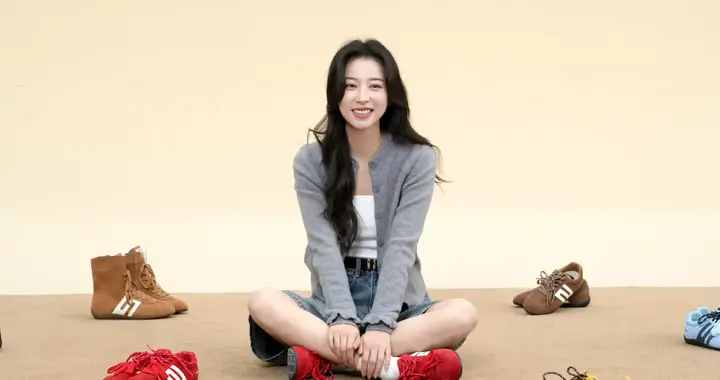 网友：周雨彤的鞋子好多啊