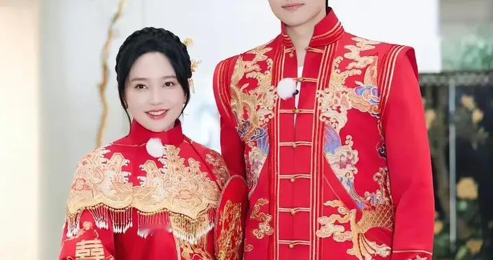 金莎晒结婚五金两根金钗一只金镯一条罗盘项链还有一个没看出来
