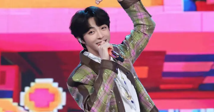 何炅控场神来之笔侯明昊清唱《爱错》封神《你好星期六》新年首期