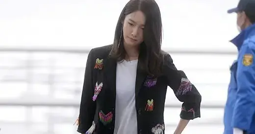 林允儿紧身牛仔裤漂亮吗