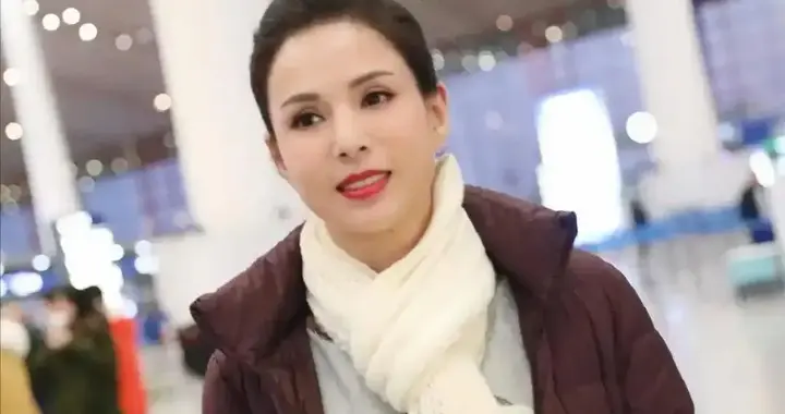58岁李若彤科技美后大回春！穿羽绒服内搭灰色卫衣 时髦减龄又高级
