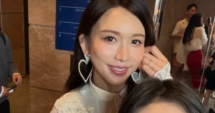 网友巴塞尔艺术展偶遇林志玲，她医美痕迹明显，但状态很好像30岁