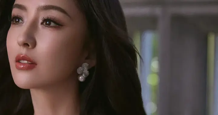 佟丽娅羽毛裙超美