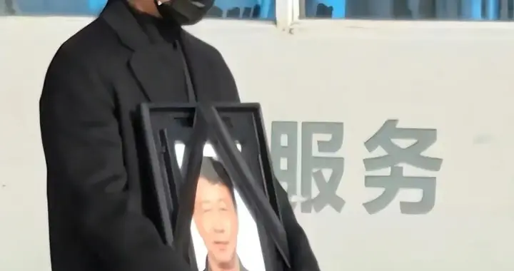 唐嫣露面了！罗晋捧着父亲遗照，唐嫣穿黑衣紧跟其后 夫妻俩很悲痛