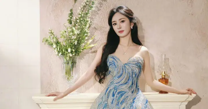 杨幂穿着抹胸长裙美到心坎里