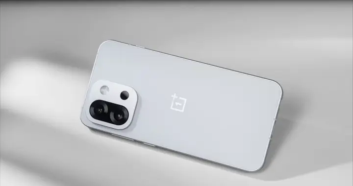 一加打響“價格戰(zhàn)”，驍龍8至尊版跌至2708元，極窄直屏+6260mAh