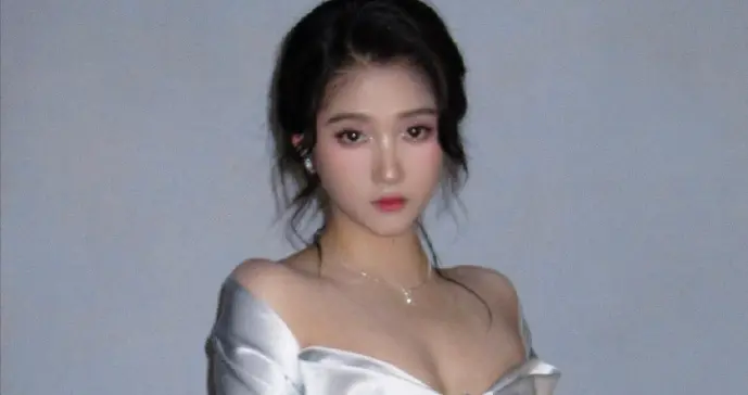 关晓彤这身材和这气质，简直是人间富贵花啊！