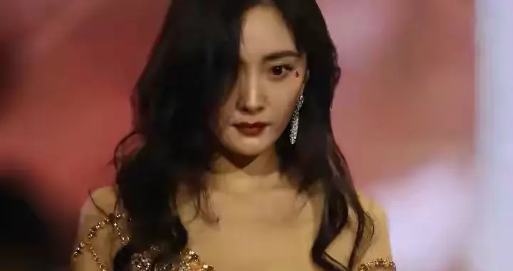 妈呀，近看杨幂头大，皮肤也没网上传的那么好，不过双腿是真长呀