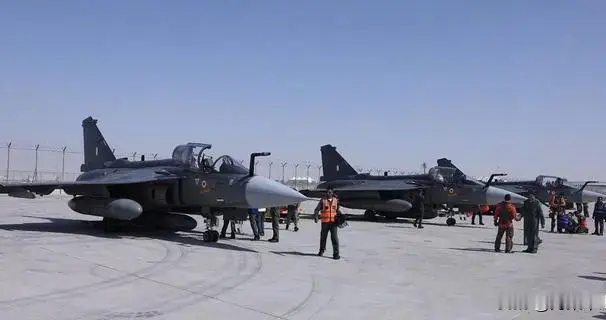 全球笑柄：印度“光辉”在迪拜航展上漏油，是被“枭龙”吓哭的？