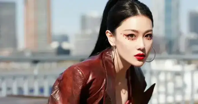 张馨予太美了吧！红裙配皮衣、酷飒的马尾尽显御姐风