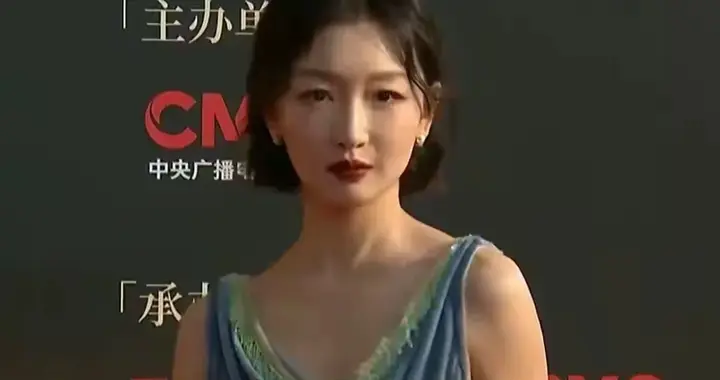 这红毯 丑哭了！周冬雨疯狂露背 马丽比沈腾还胖，章子怡穿成松紧带