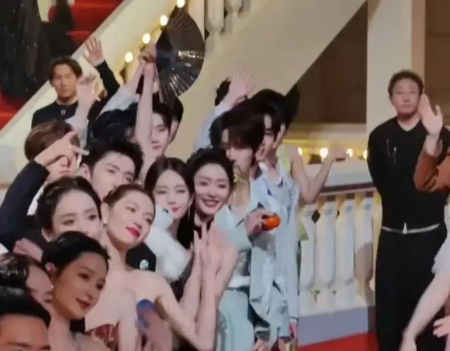 GQ红毯:娜扎瘦骨嶙峋，金晨鼻翼皮肤太真实，43岁宋佳竟秒了全场