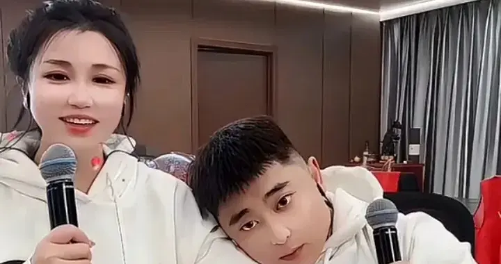 刘程离婚后，新搭档曝光温婉漂亮，两人默契十足，女方母亲很中意