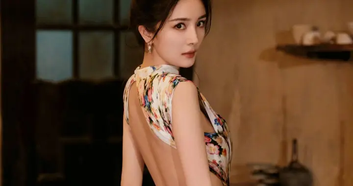 杨幂露背印花长裙，美背线条绝到离谱，看完心跳直接超速