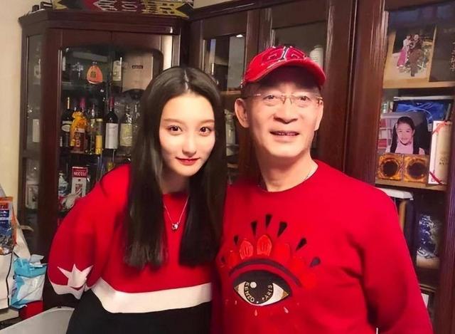 六小龄童愁嫁35岁女儿，看到真容后，男网友们惊呼：这谁敢娶？