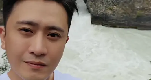 闯祸了！央视主持人国外游，携妻女高调炫海外生活，被骂网友骂惨